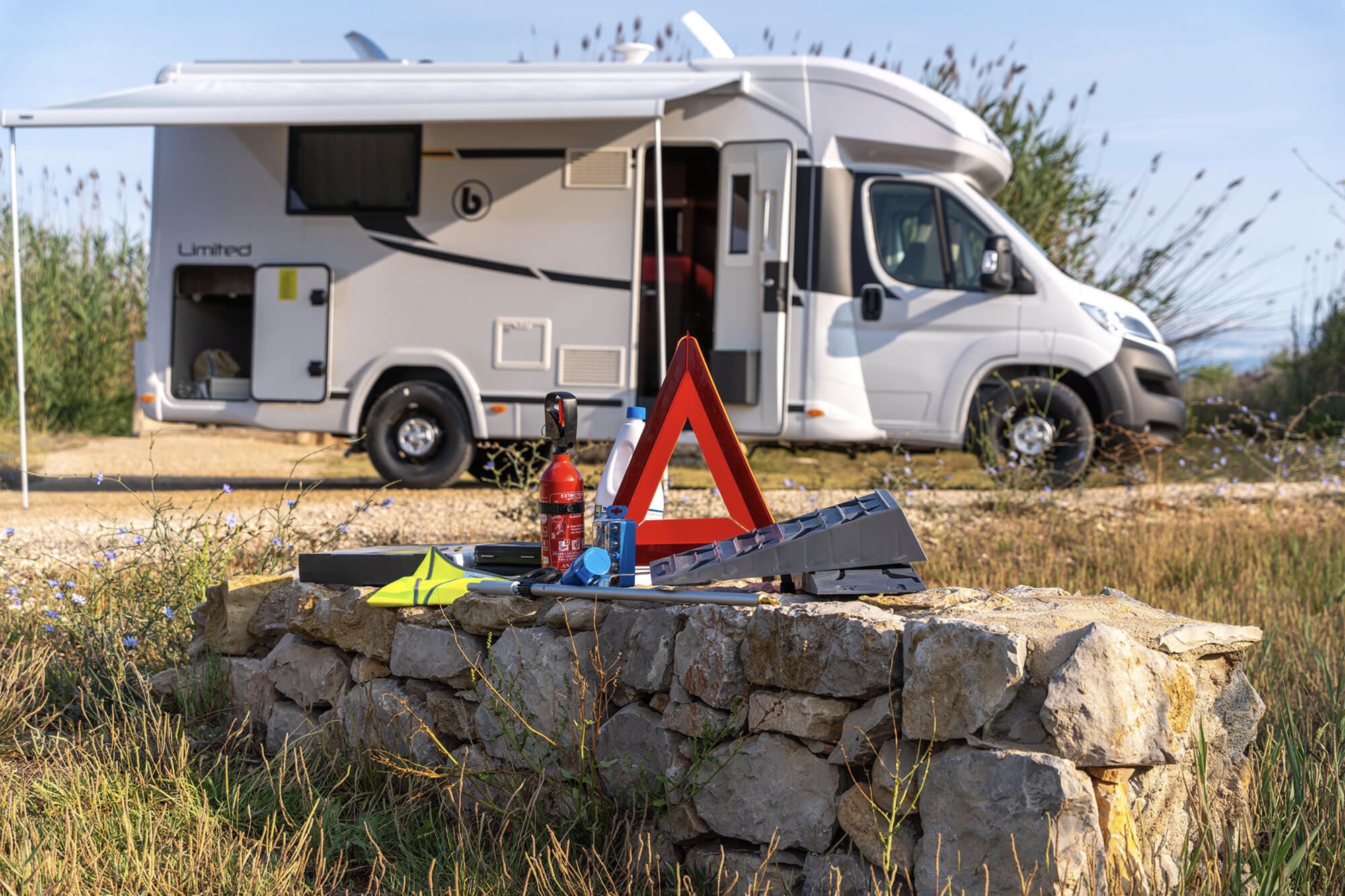 Kit de viaje de la autocaravana Benimar UP junto al vehículo